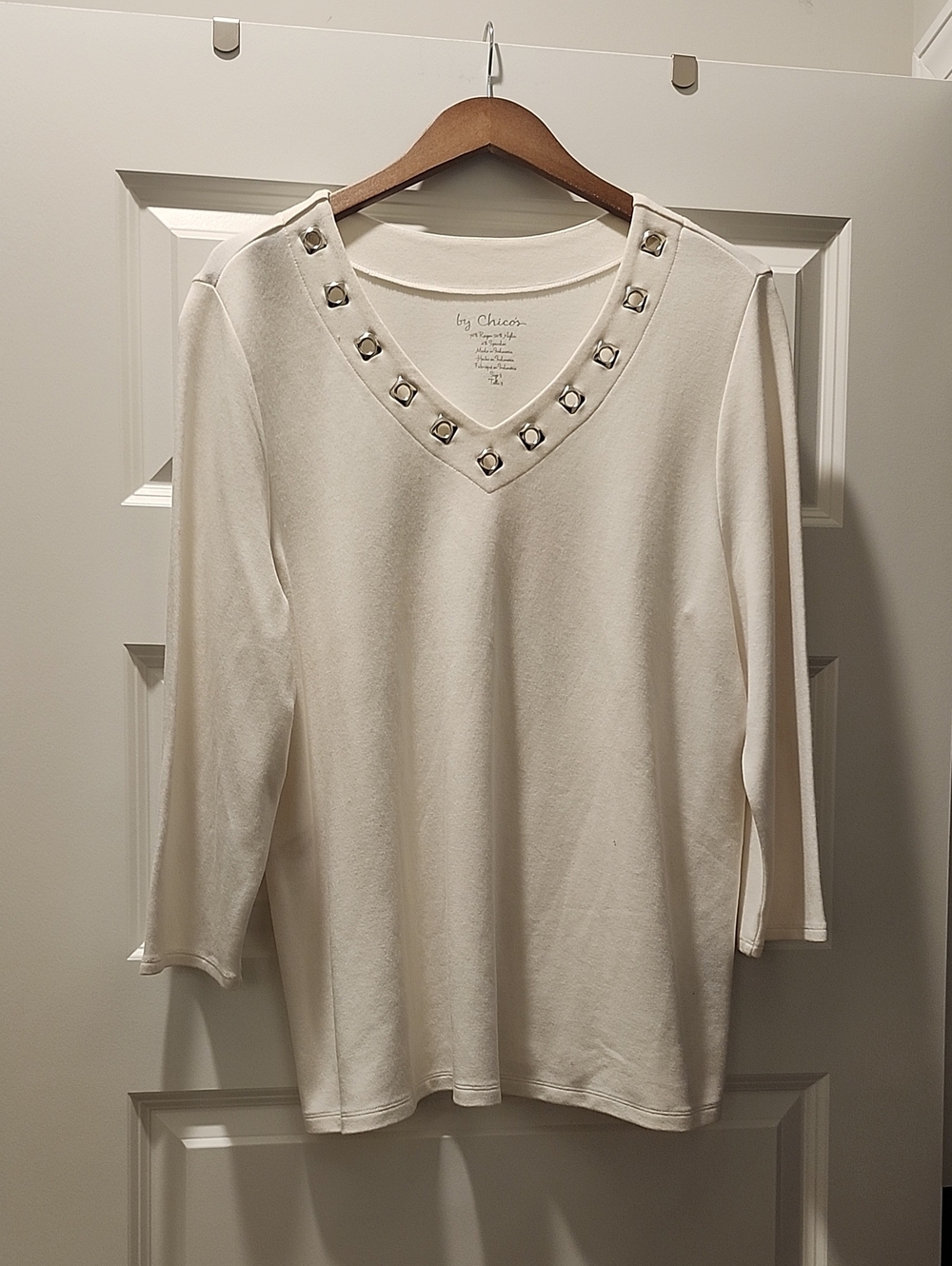 Chico's Ivory V-Neck Long Sleeve Top with Silver Square Grommet Detail Size XL 3